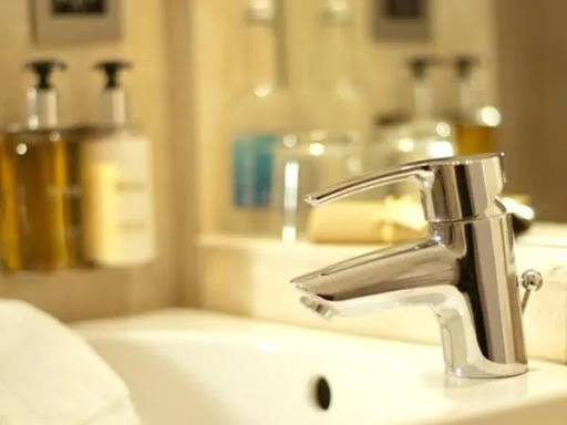 Photo of a typical en-suite shower room at the George Inn